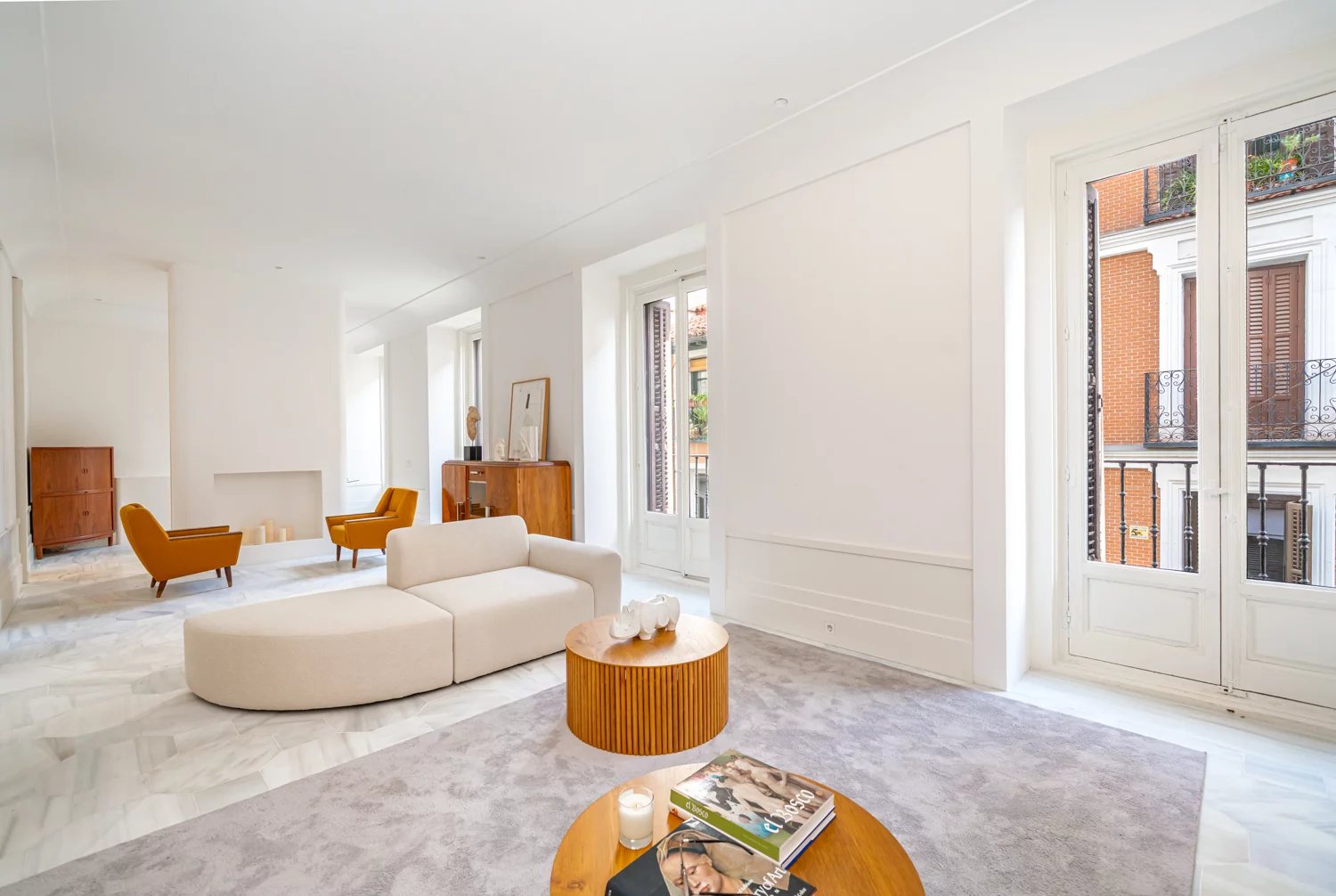 Elegancia y diseño en vivienda reformada en Justicia