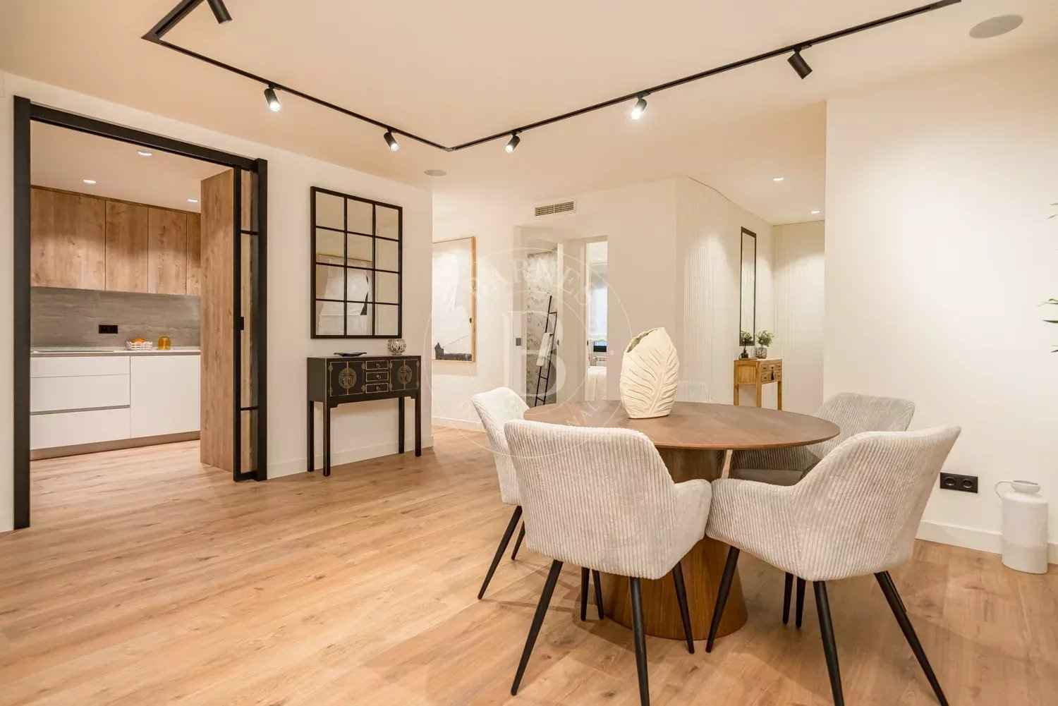 6f0cc3ef0d634bd09958368b00130270 049505a36f 1500 original - Attribut alt par défaut.