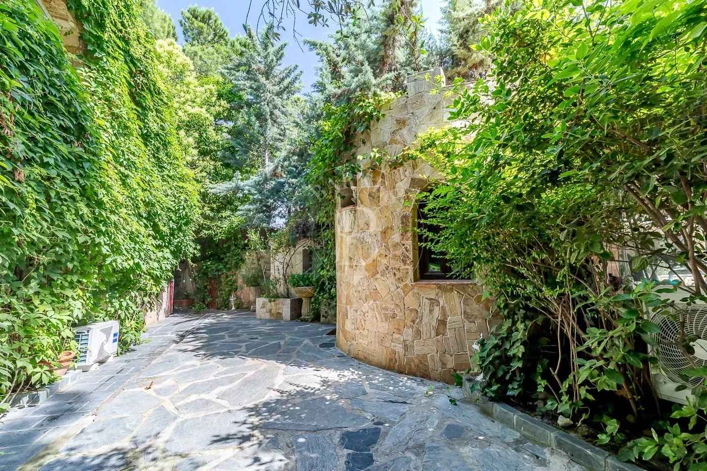 1808547d99c394f143e9e5eb7f384576 26b4eaa523 1400 original - Attribut alt par défaut.