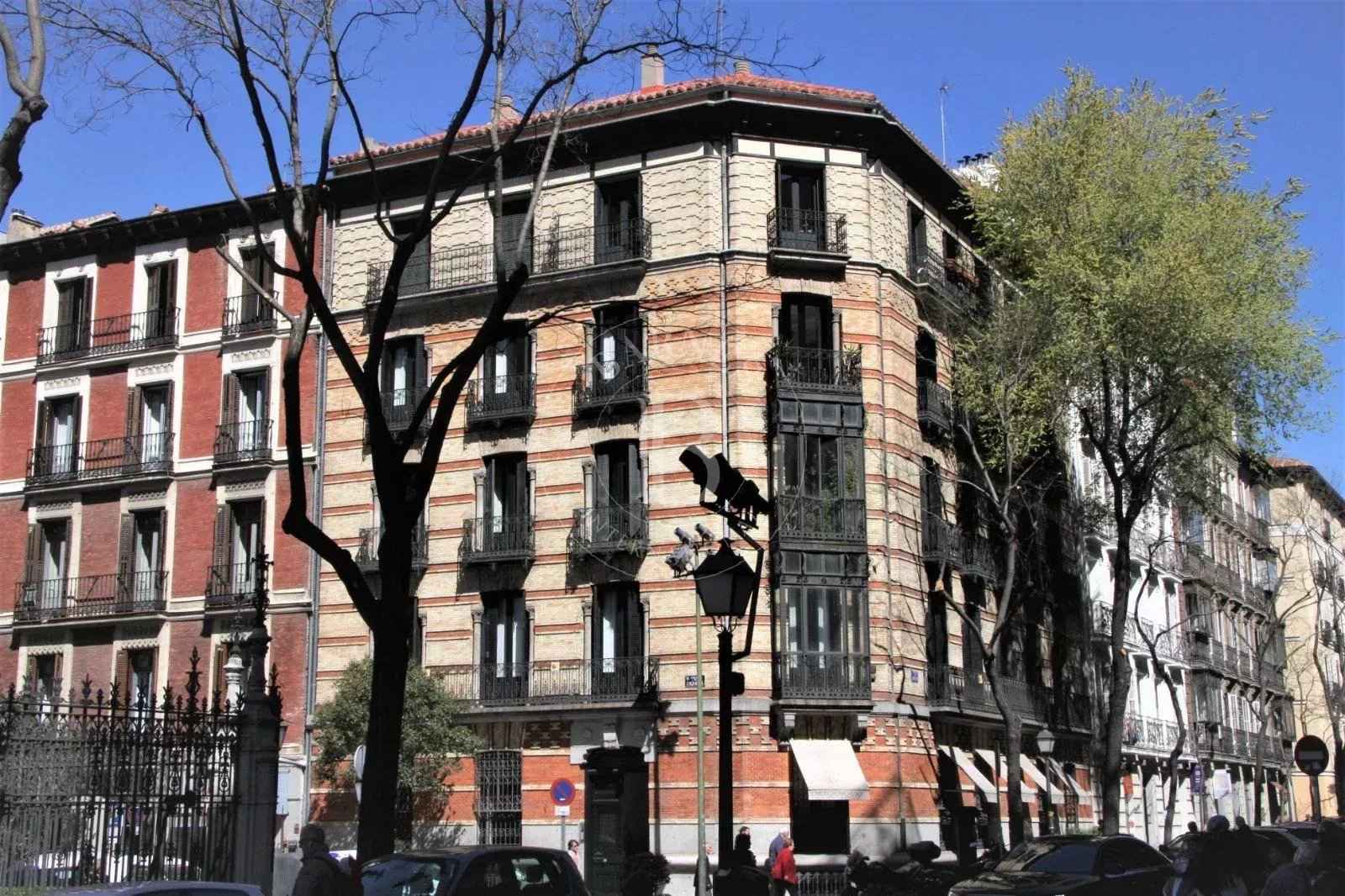 E7b8860e55ac5c86d4ed19ef4a3bd084 3cfbc847cd 1600 original - Attribut alt par défaut.