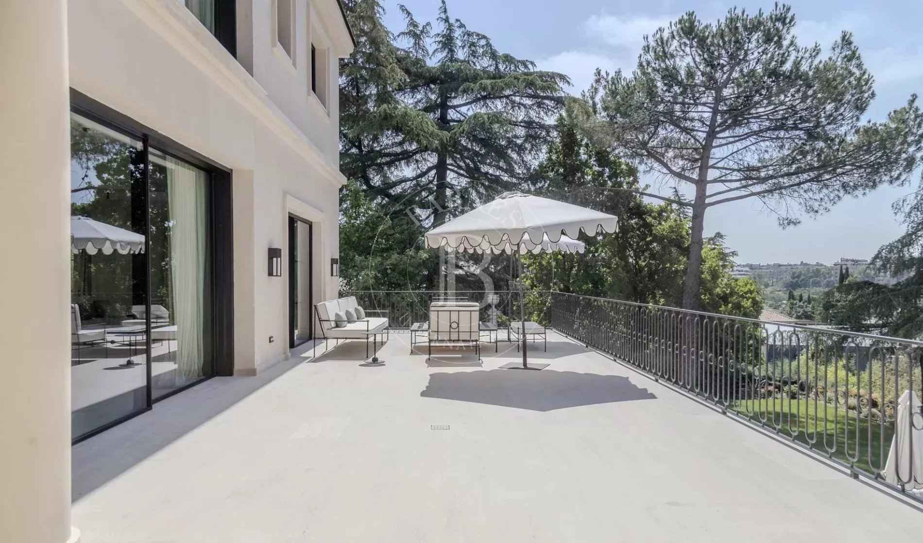 07341ab3c728892b3af805da304ae364 53903d2785 1900 original - Attribut alt par défaut.