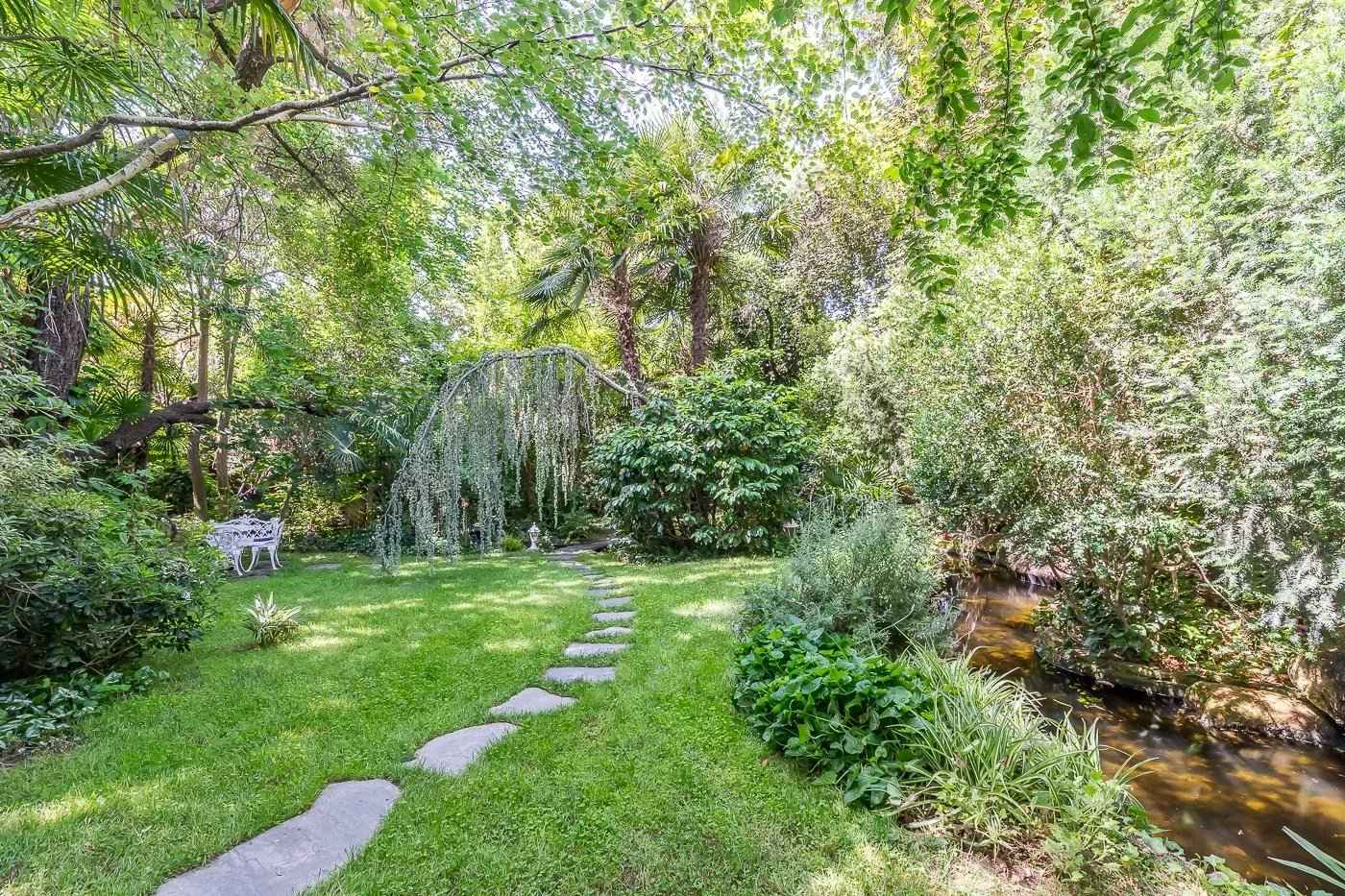 8ee66086c9128f4768073ae4bf7757b0 1693cc6d3f 1400 original - Attribut alt par défaut.