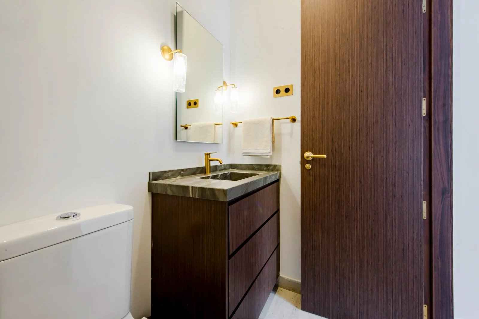 2c73adeda8fc7107a0a2a260562731da 2b628ee41d 1600 original - Attribut alt par défaut.