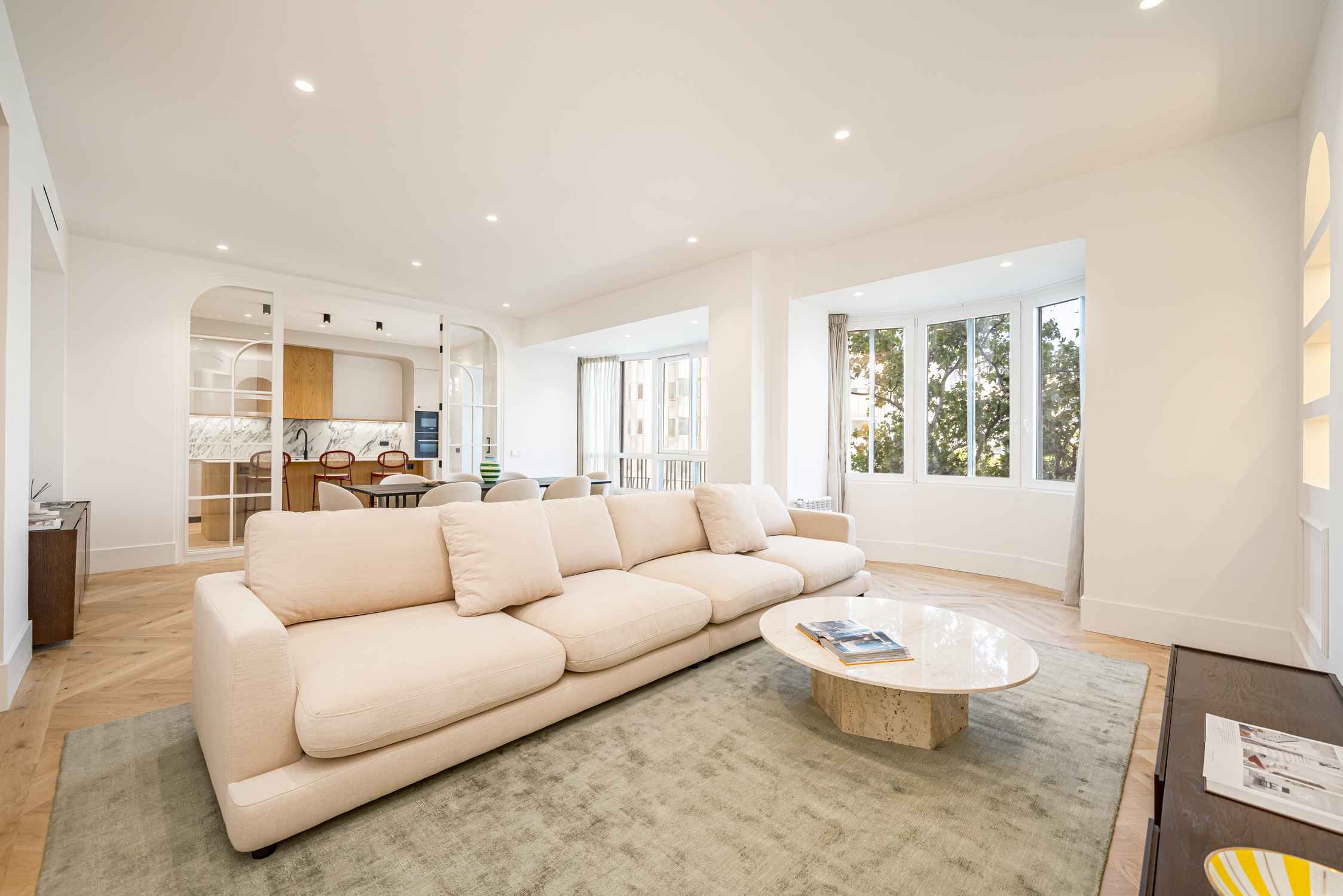 Bright 4-bed apartment with terrace on Castellana in Castellana, Salamanca