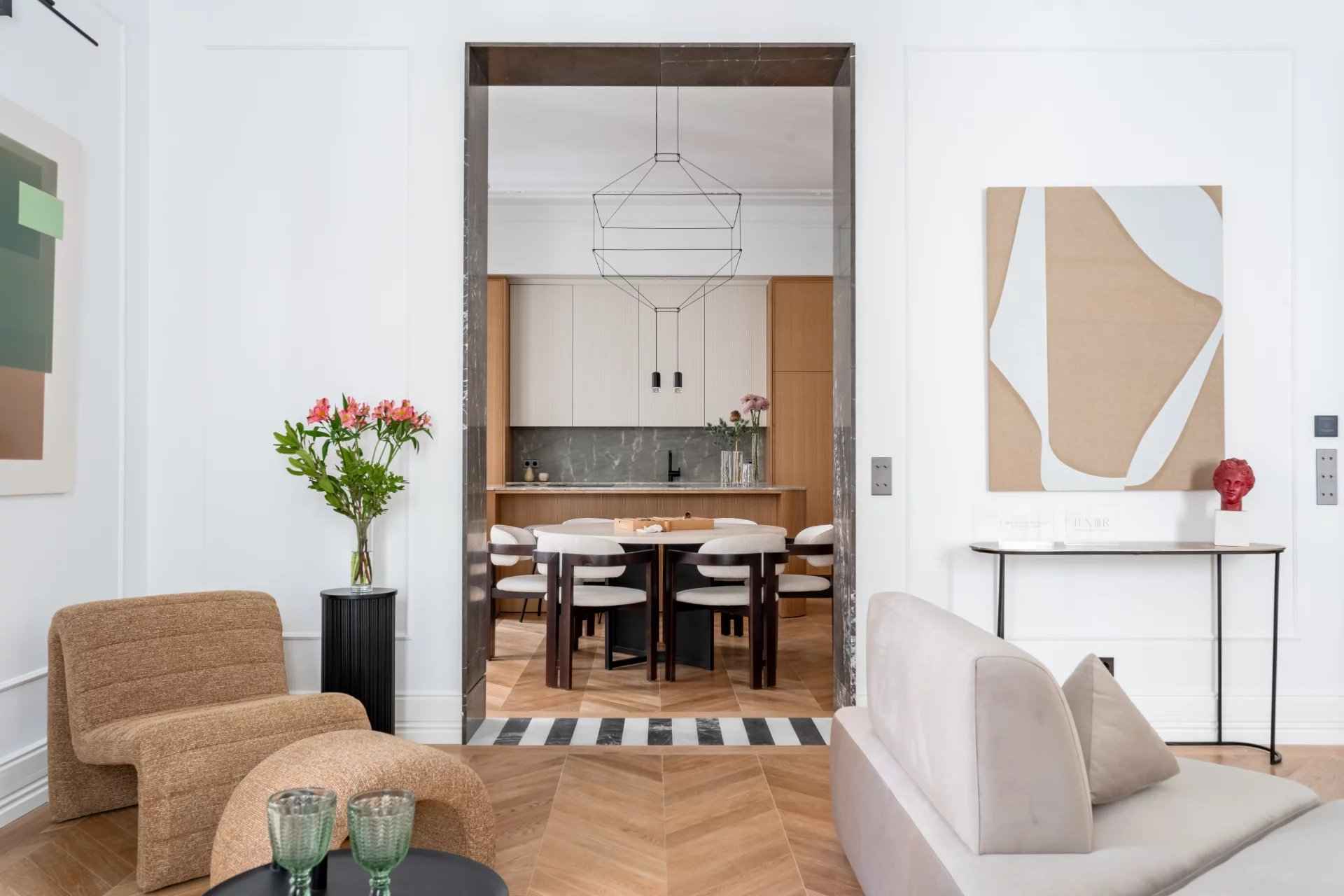 Salon et salle à manger d’un immeuble de luxe au centre de Madrid