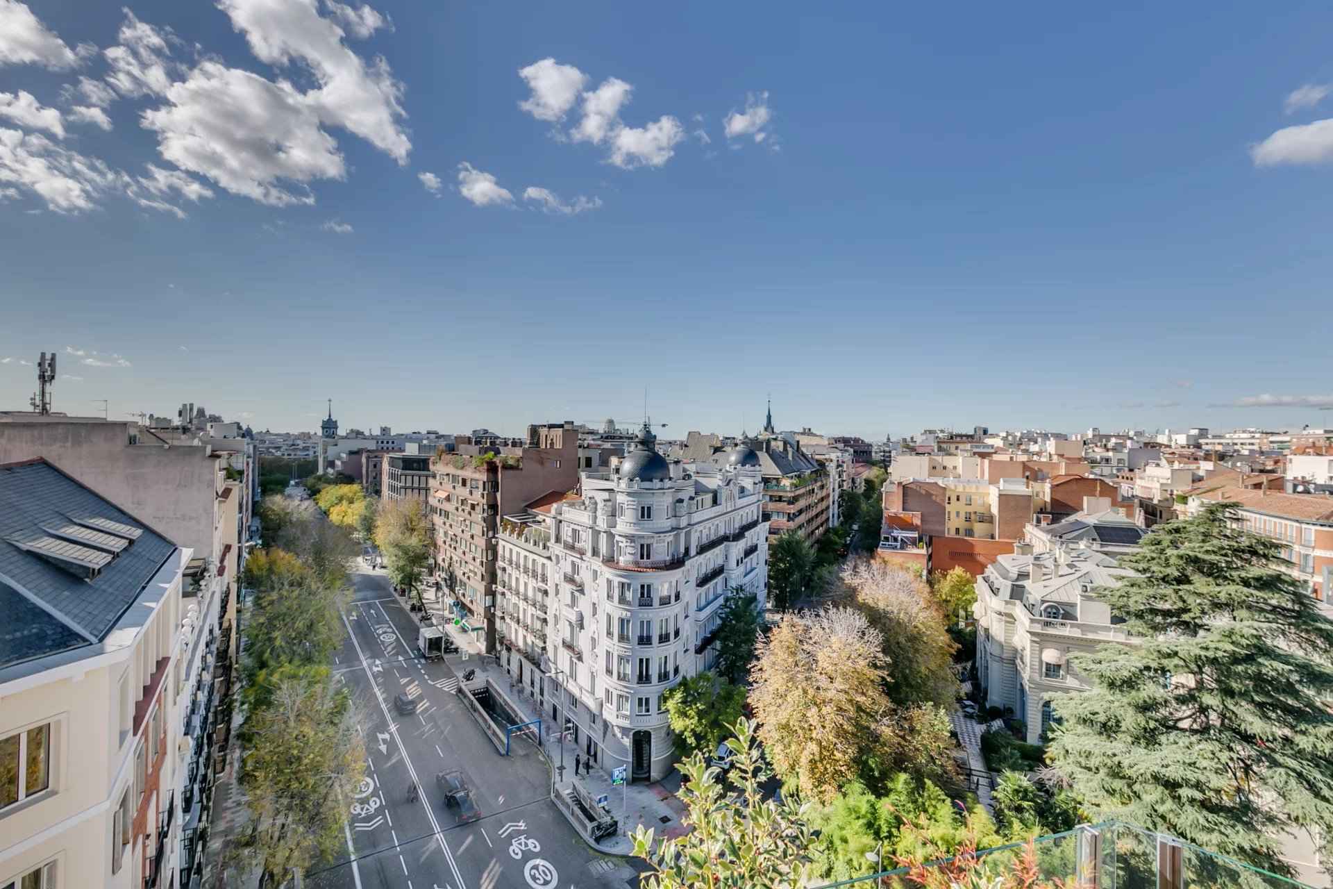 Vues d’un luxueux penthouse en duplex Madrid