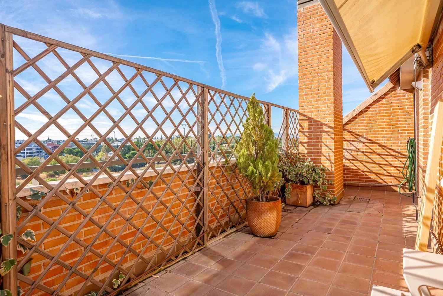 Df7fc0ad11b196e5b322f92d8db1d1d0 a83234ed89 1500 original - Attribut alt par défaut.